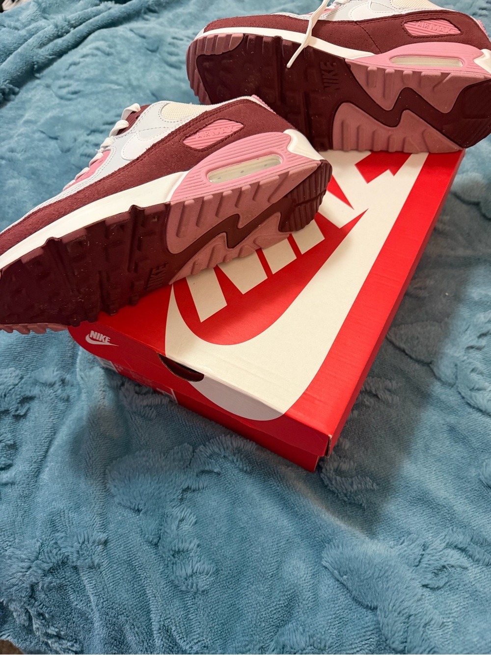 Nike women Air Max 90 SE Low-Top Sneakers in White, Pink & Burgundy